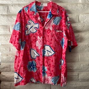 Hilo Hattie’s vintage Hawaiian button up shirt!